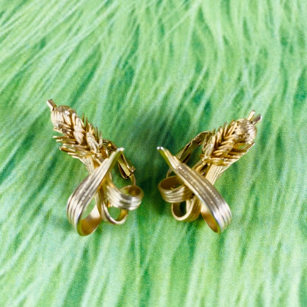Vintage Gold-tone wheatsheaf or thistle little clip on earrings 50s 60s